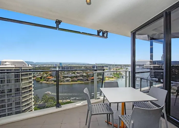 Central And Scenic Riverside Retreat At Surfers
