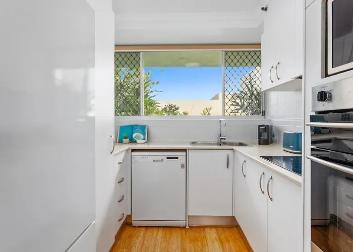 Beachfront 2-Bed With Pool, Bbq & Tennis Court
