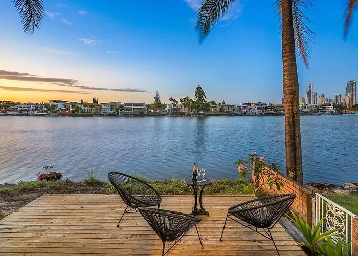 \'Sunset Stunner\' Palm Springs-Inspired River Oasis