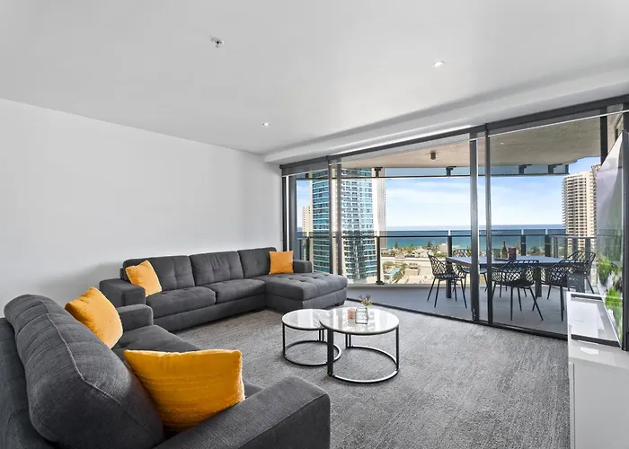 Circle On Cavill 3 Bedroom 2 Bathroom Ocean And River View