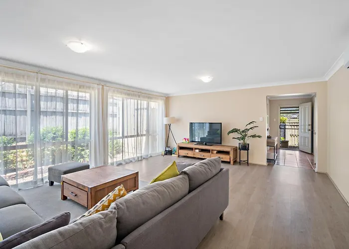Family Friendly 4 Bedroom House Close To Parks