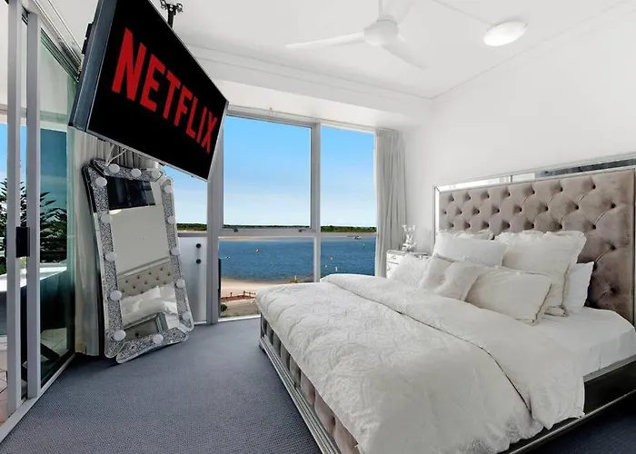 Exceptional Luxury ~ Broadwater Beauty ~ Free Parking ~ Top Location