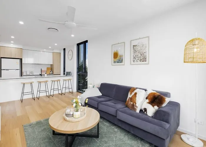 New 2Br Apt Prime Loc Stone\'S Throw From Train Stn