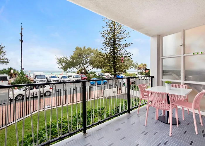 Oceanfront Driftwood Apartments In Surfers Paradise - Pet Friendly! - Privately Managed & Self Contained