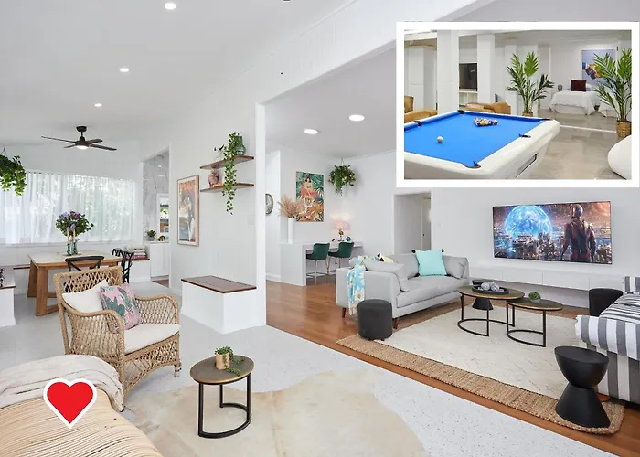 The Queenslander! Complete Entertainer - Huge - Stylish - Games - Full Level Pool Room - Smokehouse - Secure Parking - Yard #New!