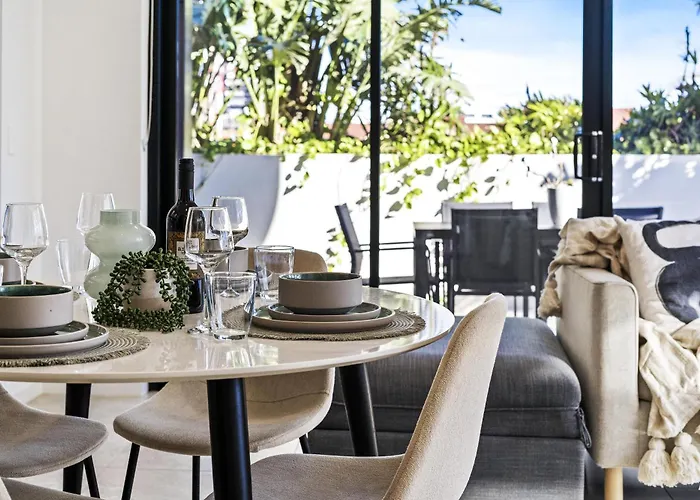 Modern 2-Bedroom Private Apartment On Low Floor In Broadbeach
