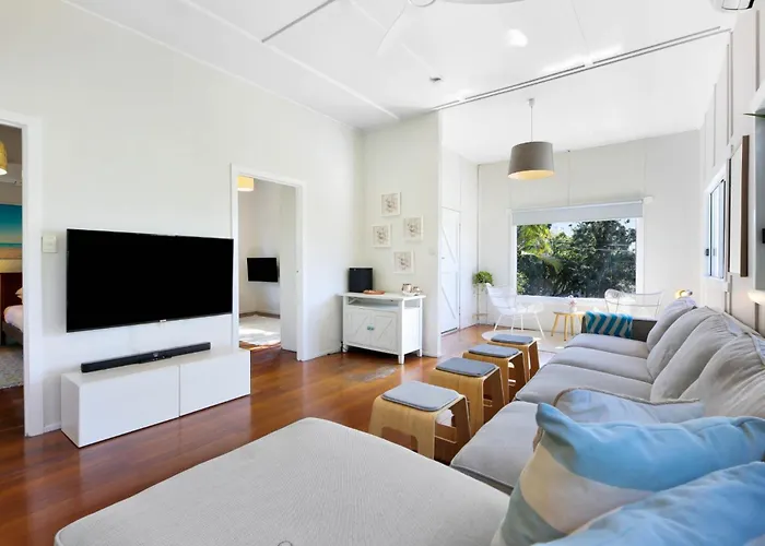2-Bed Beach House In Burleigh Heads Amidst Nature