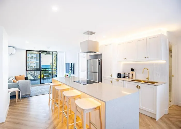 2Br Burleigh Beachside Apartment With Views With Pool
