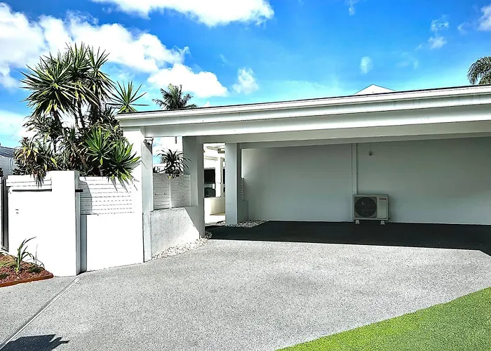 Reflections Broadbeach- Heated Pool! Complete Waterfront Entertainer With Huge Deck, Pool Table And Pontoon