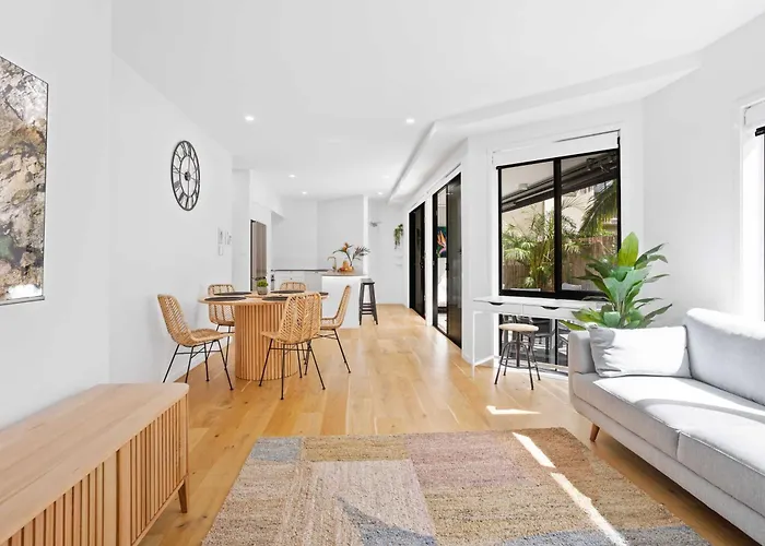 Private Burleigh Retreat, Short Walk To Beach