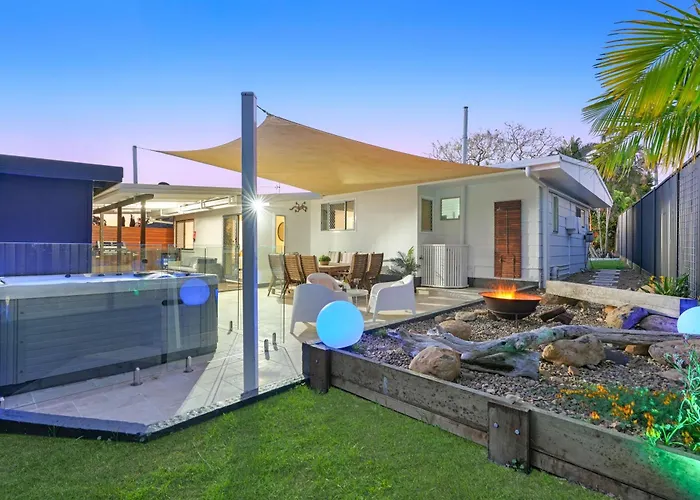 Jacuzzi Gardens - Spa - Fire Pit - Swings - Outdoor Kitchen - Bbq - Parking - Central Location