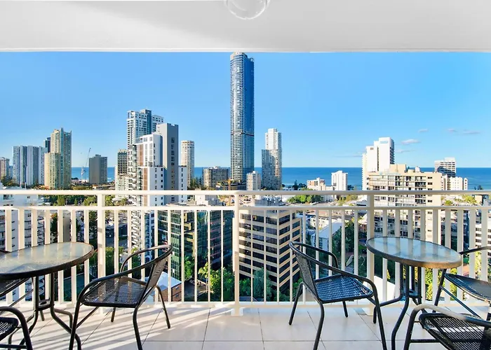 Spacious 3 Bedroom Apartment In Surfers Paradise