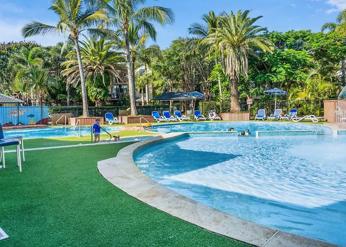 2-Bed Family Haven With Pools Bbq & Playgrounds