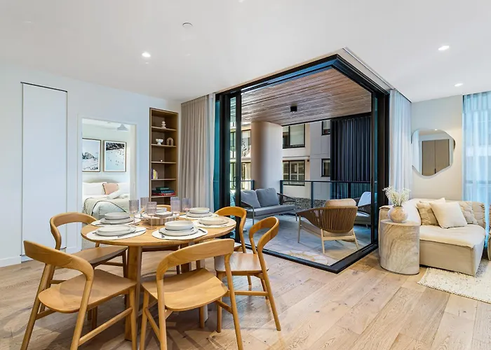 Deluxe Palm Beach Getaway