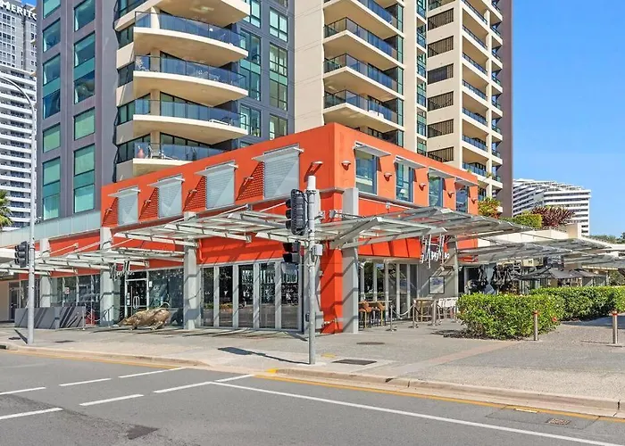 Park Views & Luxe Amenities In Broadbeach