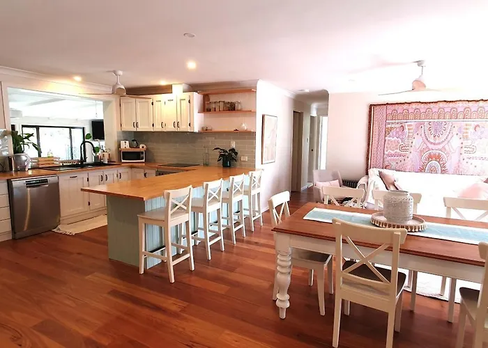 Gold Coast Family Retreat, Beach 1 And Half Kms, Shops, Full Home
