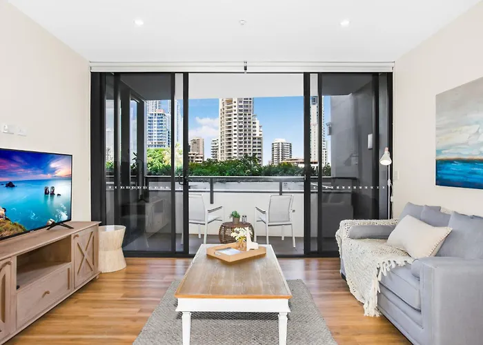 Sun Drenched Apartment In The Heart Of Surfers