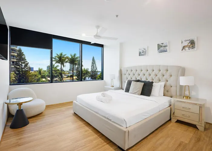 Circle On Cavill Canal Views Huge Apartment