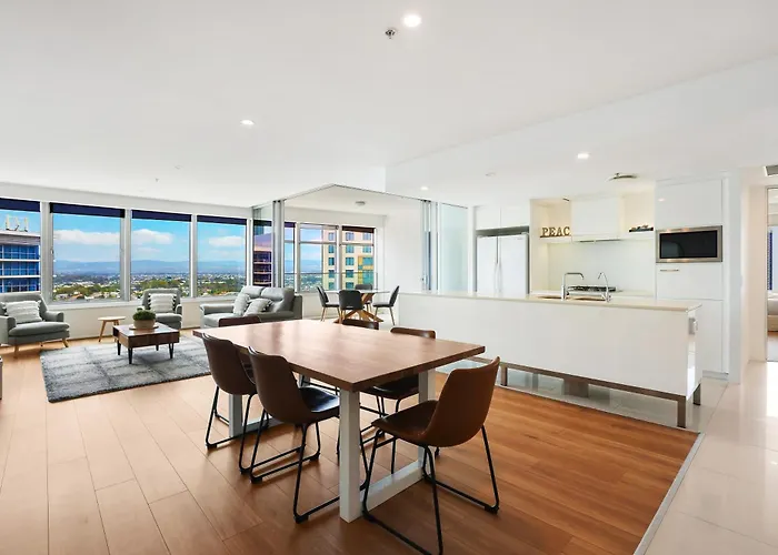 Stylish Q Towers Apartment Breathtaking Views Sleeps 6