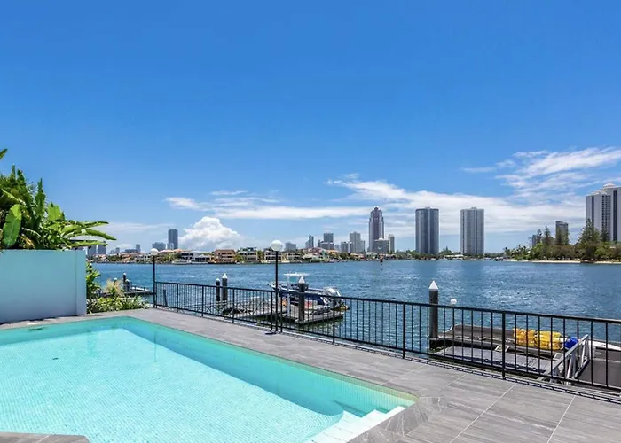 Surfers Paradise Waterfront Holiday Home - Private Pool And Dock