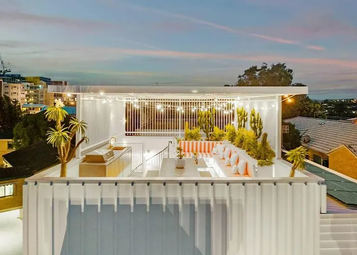 Palm Paradise: Luxury Villa Escape By The Beach