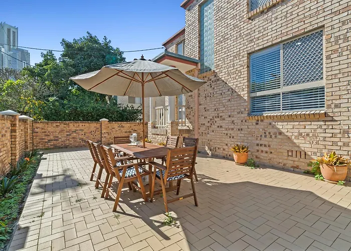 Surfers Enclave - A Spacious Family Home