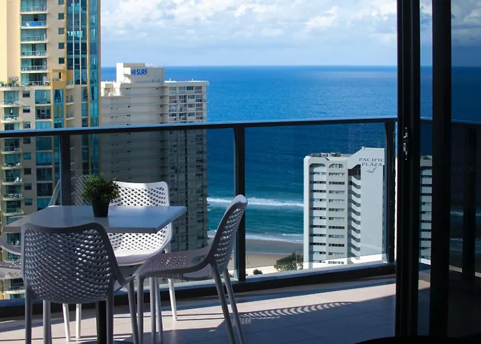 Ruby - 3 Bedroom Family Apartment With Views!