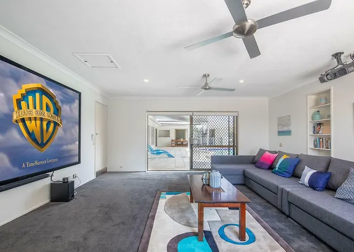 Homely Getaways In Broadbeach Waters