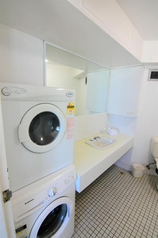 Aloha Surfers Paradise! Apartment *