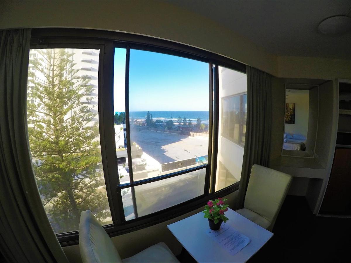 Aloha Surfers Paradise! Apartment