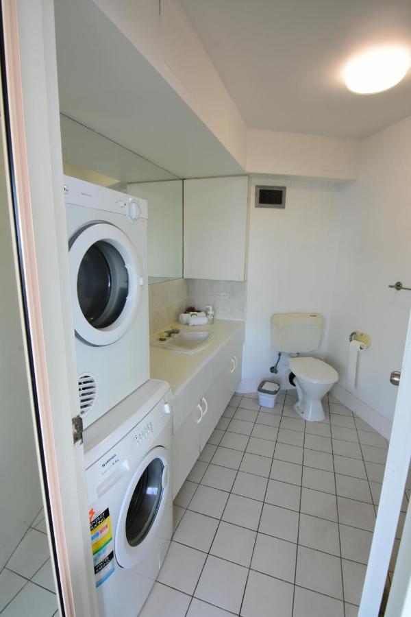 Aloha Surfers Paradise! Apartment