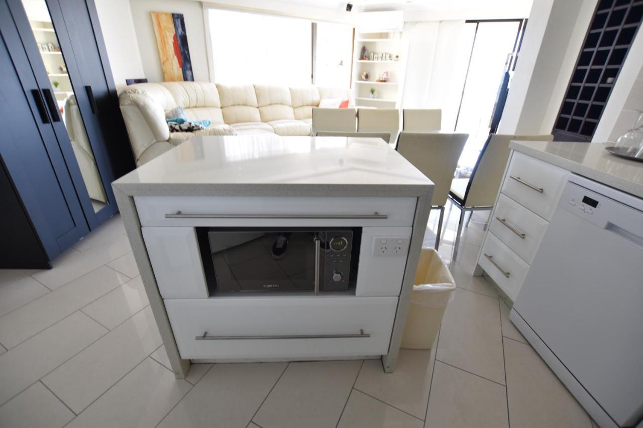 Aloha Surfers Paradise! Apartment