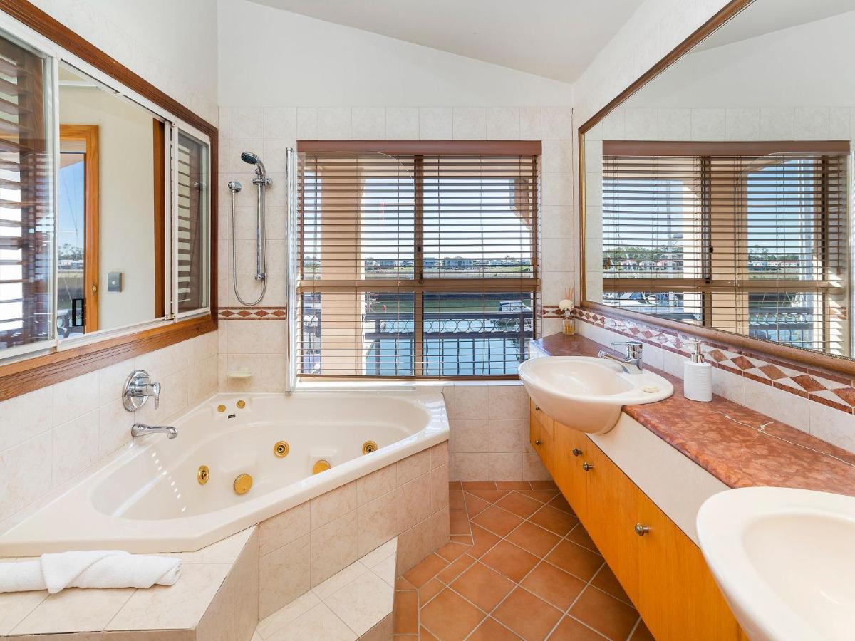 Villa Stunning 3 Bedroom At Hope Harbour Marina *