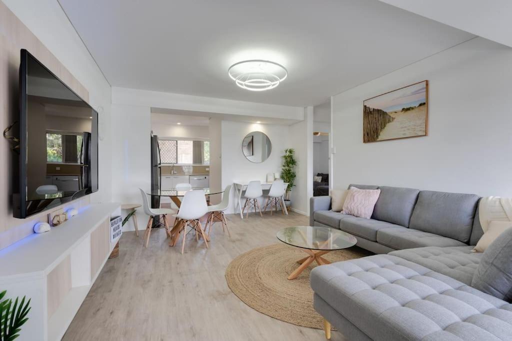 Burleigh Point Vibes Stylish And Modern Apartment Gold Coast