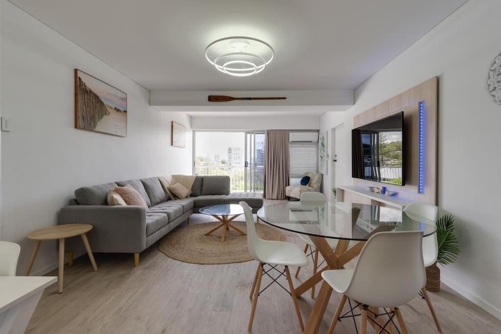 Burleigh Point Vibes Stylish And Modern Apartment