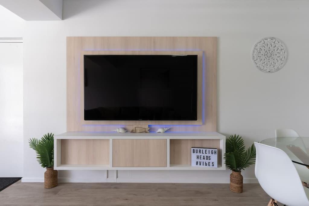 Burleigh Point Vibes Stylish And Modern Apartment *