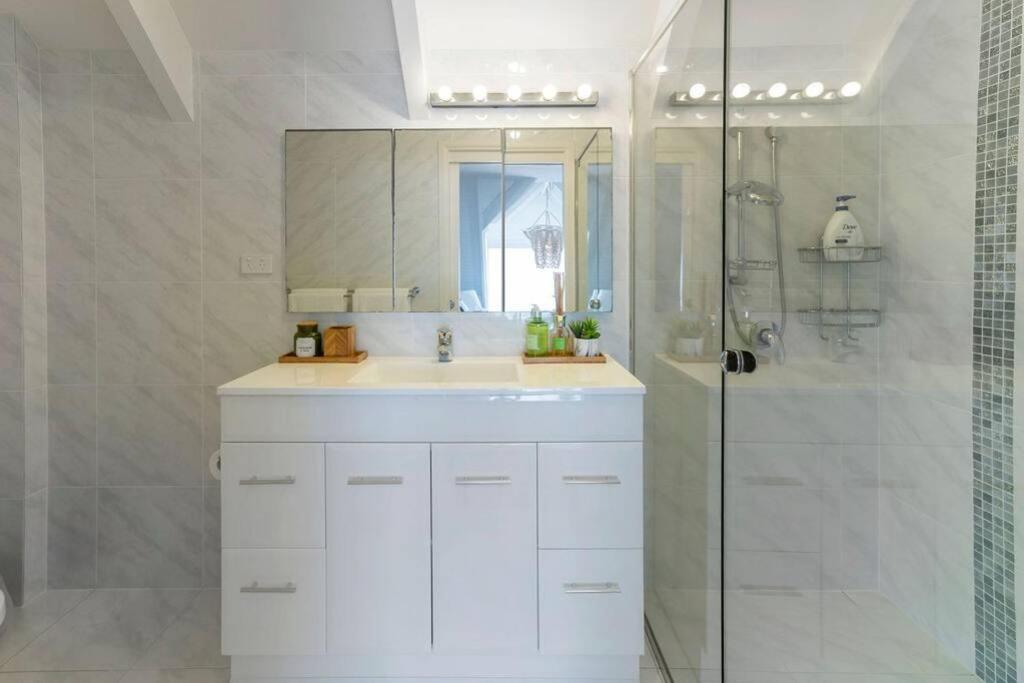 Absolute Beachfront Family Size * Gold Coast