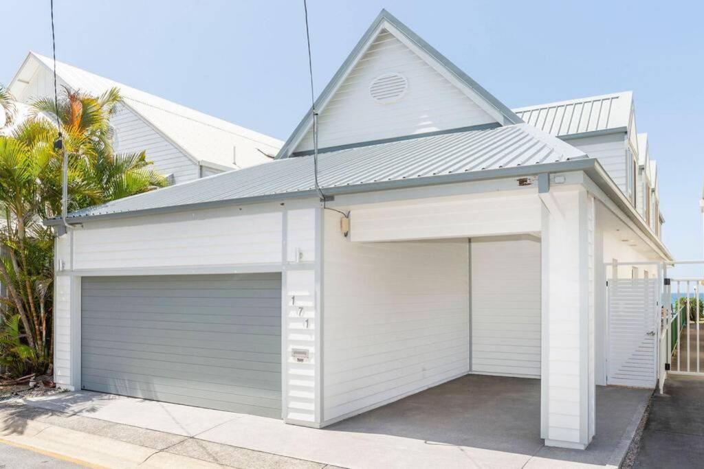 Absolute Beachfront Family Size * Gold Coast