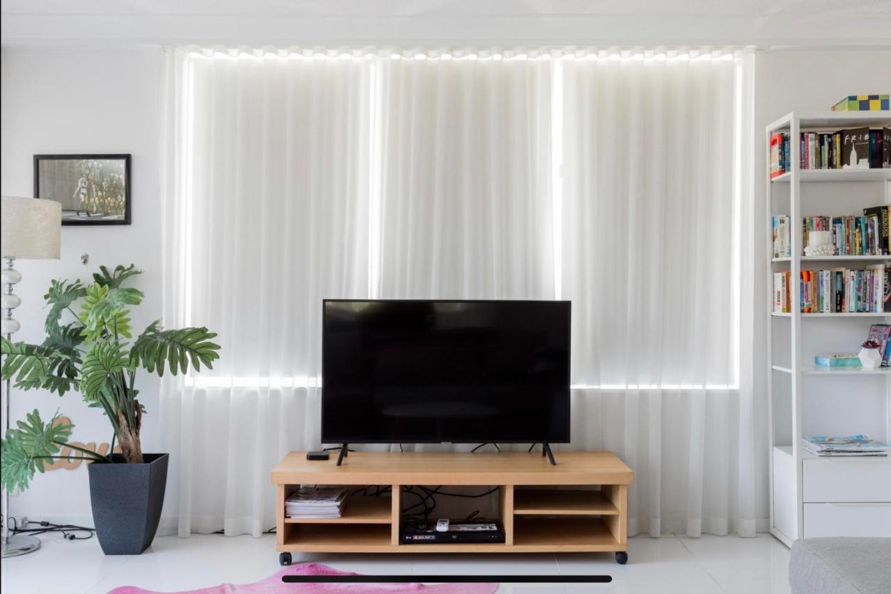 Apartment Beachside Beauty At Burleigh Pavilion! *
