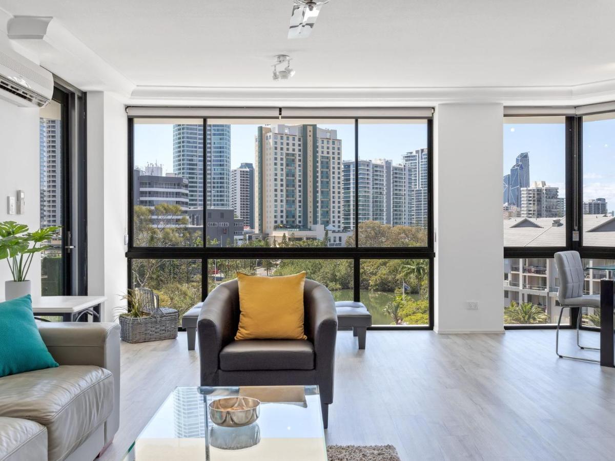 Surfers Plaza 2 Bedroom With View Apartment *