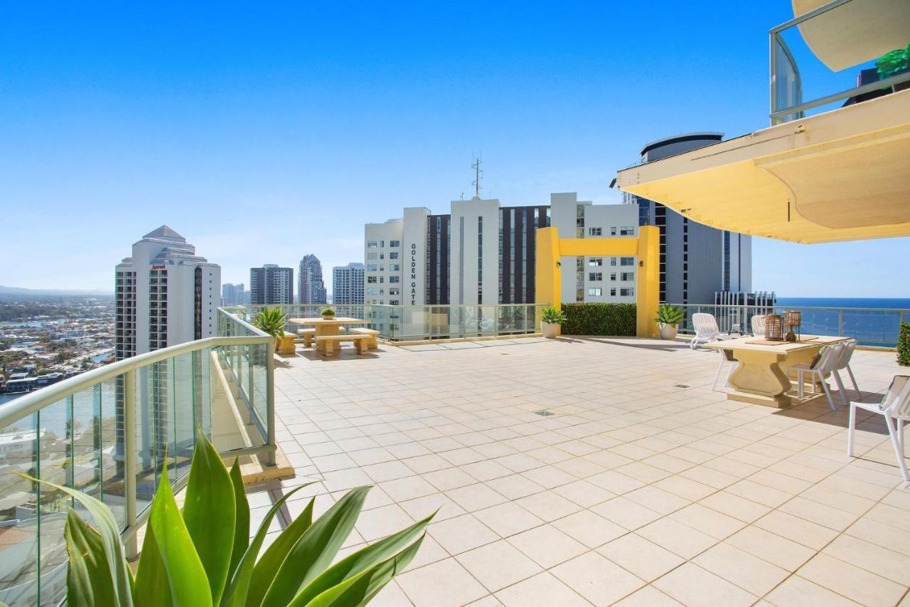 Style 3br Unit W/ Huge Entertainers Balcony Gold Coast
