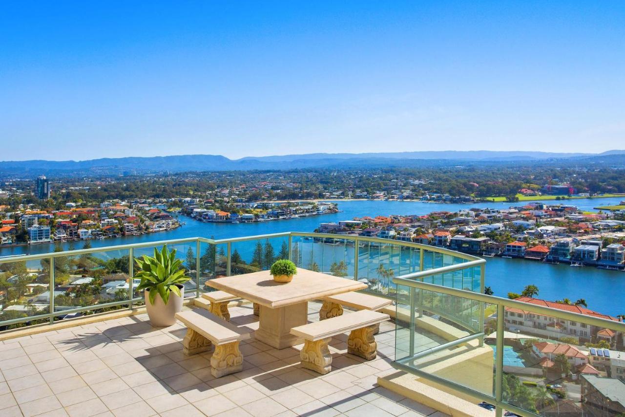 Style 3br Unit W/ Huge Entertainers Balcony * Gold Coast