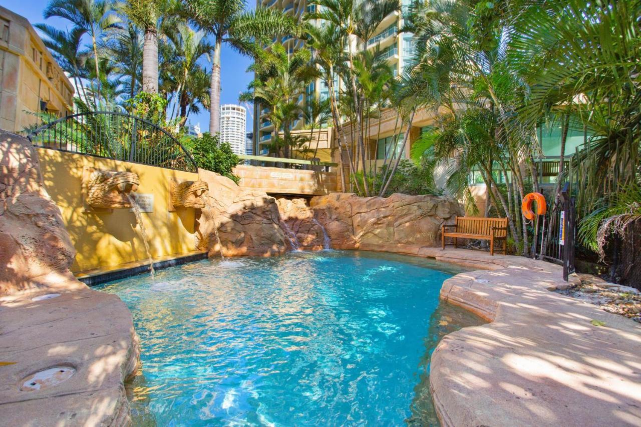 Style 3br Unit W/ Huge Entertainers Balcony * Gold Coast