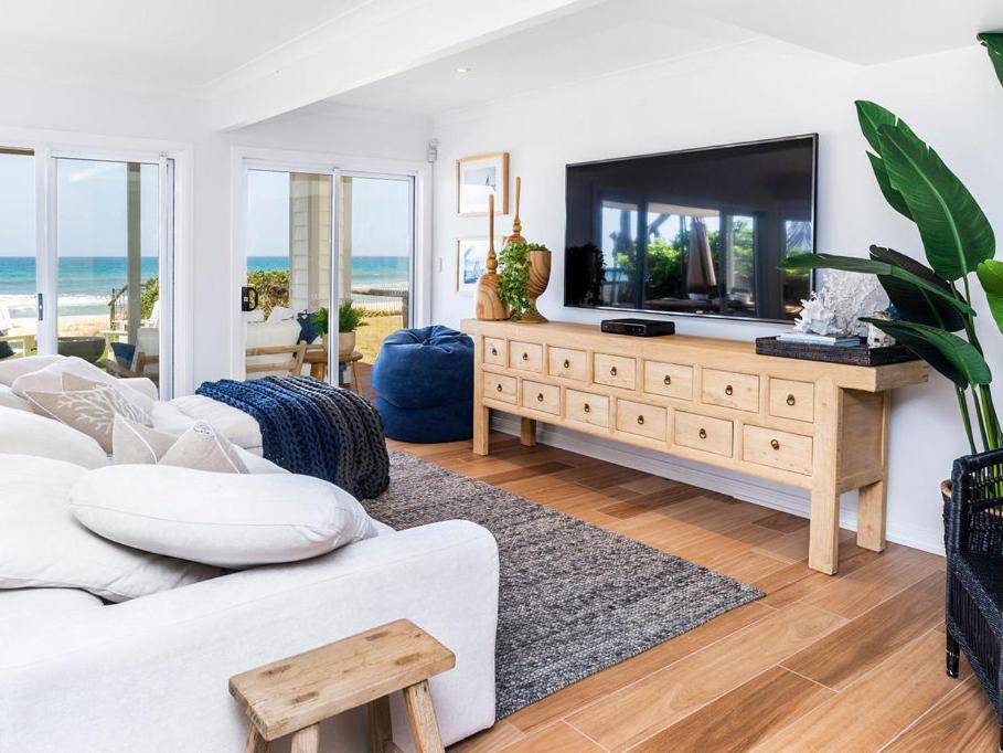 Absolute Beachfront Family Size Villa *