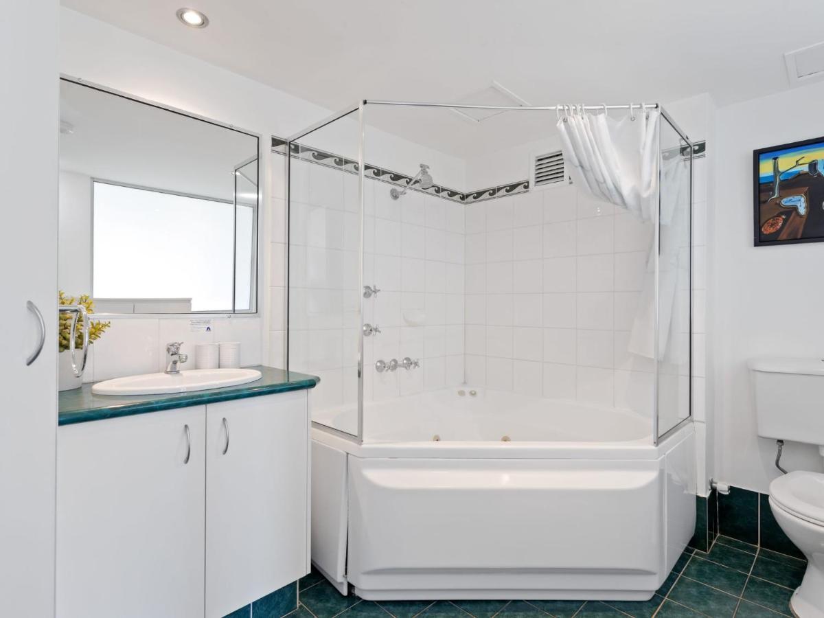Surfers Plaza 2 Bedroom With View
