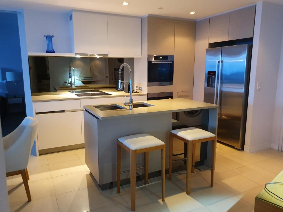 High-end In The Soul Of Surfers Paradise Apartment *