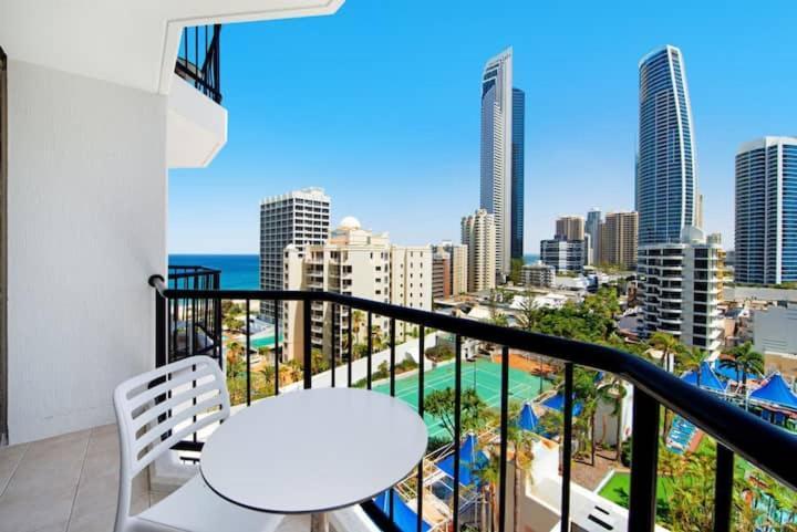 Apartment Surfers Ocean & View