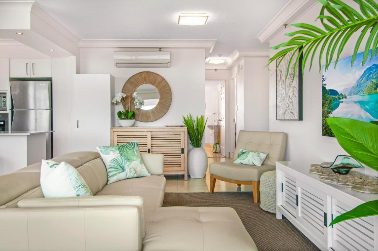 Glamorous Unit With Pools, Balcony & Ocean Vistas Gold Coast