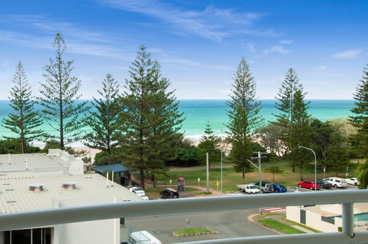 Glamorous Unit With Pools, Balcony & Ocean Vistas Apartment