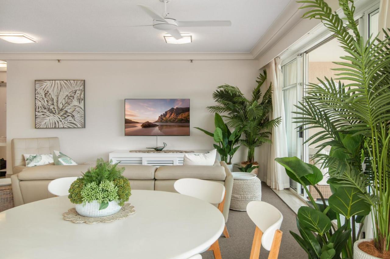Glamorous Unit With Pools, Balcony & Ocean Vistas * Gold Coast
